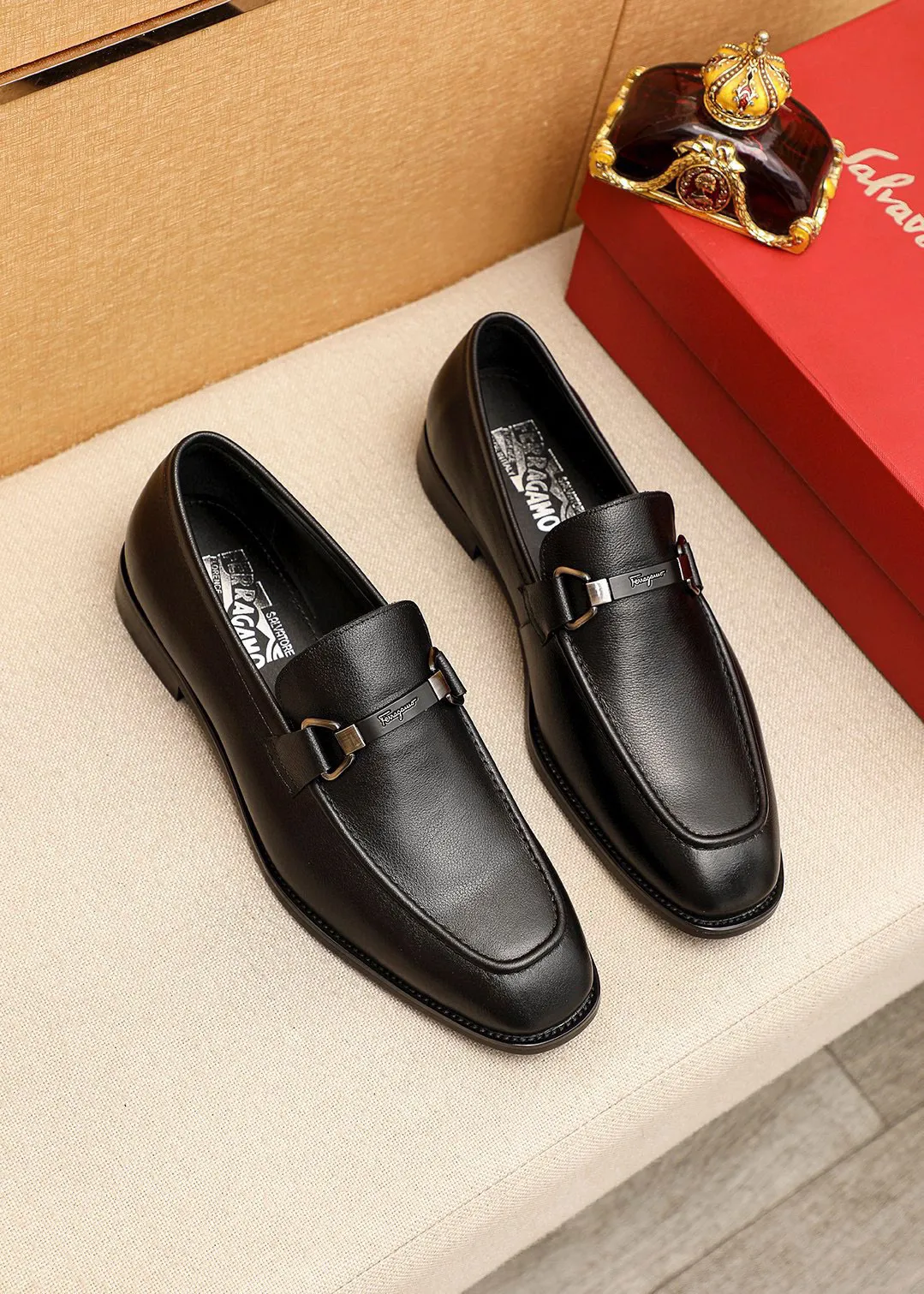 Men's shoes💰460💰 Product trademark: Ferragamo "Ferragamo" casual leather shoes Regular size: 38-44 (45🉑️customized) Product materials: Selected imported first-layer calfskin upper + luxury hardware buckle, imported water-dyed cow leather lining. Strong three-dimensional visual effect, original outsole Color: 3⃣️colors available